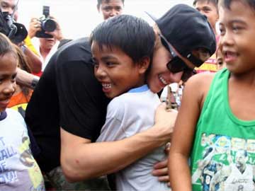 Pop star Justin Bieber brings cheer in typhoon-hit Philippines