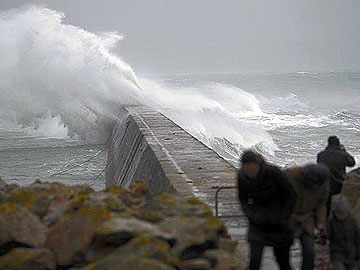 Winter storm delays flights, kills 5 in UK, France