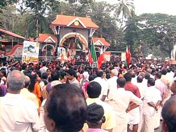 Women LDF activists protest outside Kerala Chief Minister Oommen Chandy's house