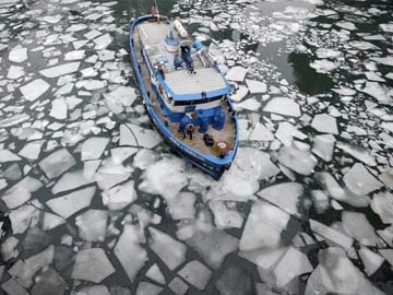 Ice storms, snowfall, rain hinder holiday travel across US