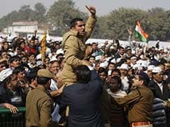 Cop suspended for over-enthusiasm at Arvind Kejriwal's swearing-in
