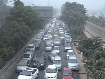 Protesting farmers block road, massive jam at Delhi-Noida border