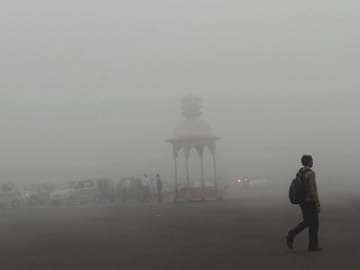 Delhi: fog disrupts train schedules in North India