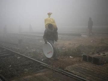 Delhi: Thick smog blankets city, transport disrupted