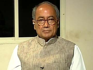 Complaint against Digvijaya Singh for using red beacon on vehicle in Hyderabad