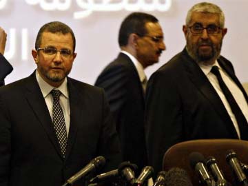 Egypt arrests Mohamed Morsi's ex-prime minister on his way to Sudan