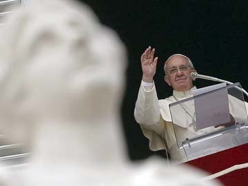 Pope and ex-pope pray together in Christmas meeting