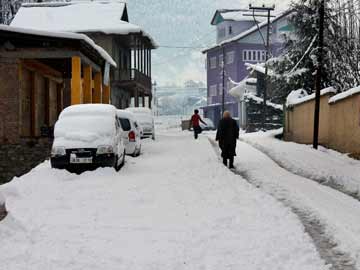 Srinagar: Kashmir Valley receives fresh snowfall