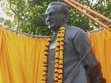 Artist to re-do former Kerala Chief Minister Karunakaran's statue for 'lack of resemblance'
