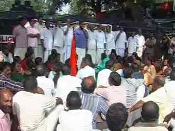 Solar scam: Opposition workers lay siege to Oommen Chandy's residence, court arrest