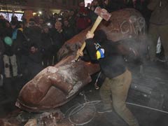 Ukraine protesters fell Lenin statue in challenge to Yanukovich