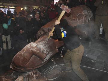 Ukraine protesters fell Lenin statue in challenge to Yanukovich