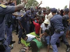 Crowd breaks through barrier on Nelson Mandela's last day of lying in state