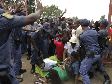 Crowd breaks through barrier on Nelson Mandela's last day of lying in state