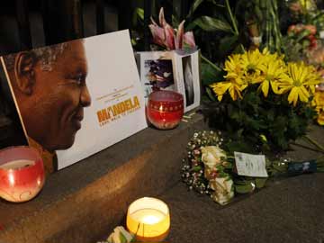 Tears as Nelson Mandela lies in state 
