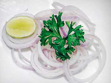 Mumbai: Man asks waiters of restaurant for onions, gets a black eye