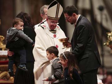 At first Christmas as pope, Francis urges openness to God