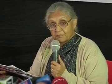 Sheila Dikshit's sarcasm: Not competing with Narendra Modi, he wants to be PM, I am a Chief Minister Sheila Dikshit's sarcasm: Not competing with Narendra Modi, he wants to be PM, I am a Chief Minister