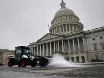 Snow blankets East US; Washington offices, many schools closed