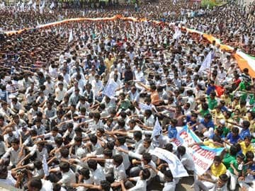 Andhra bifurcation: Partial response to bandh call in Vizag, Vijayawada