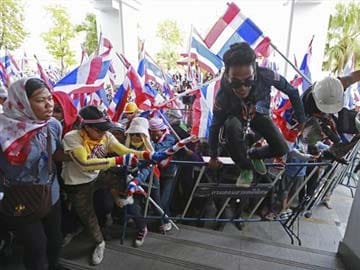 One protester killed in new Thai political violence