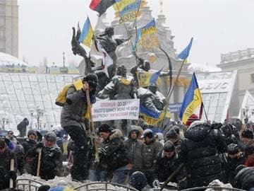 Ukraine protesters defy police, leaders reject talks with president