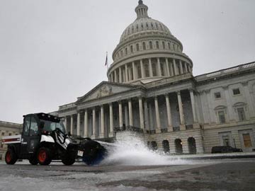 Snow slows down - but doesn't shut down - Washington