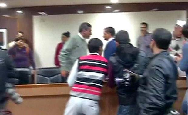 Congress MLA disrupts Arvind Kejriwal's press conference, calls AAP 'Radio Jhootistan'