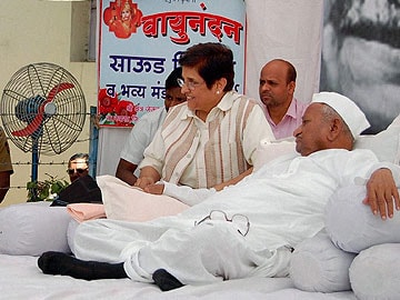 Secretariats are not run from rooftops: Kiran Bedi slams Arvind Kejriwal's 'janta darbar'