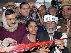 Delhi: Rickshawpuller inaugurates hospital with Arvind Kejriwal by his side