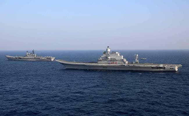 रक्षामंत्री पर्रिकर ने कारवाड़ में आईएनएस वज्रकोष को नौसेना के बेड़े में शामिल किया