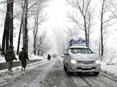 Heavy Snowfall Affects Traffic On Srinagar Jammu Highway