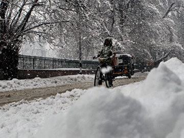 Snowfall shuts Srinagar-Jammu highway, rail service