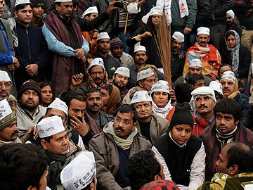 Supreme Court issues notice to Delhi government, Centre over Arvind Kejriwal's protest