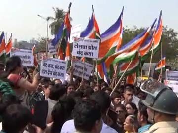 Mumbai: Raj Thackeray booked after party workers vandalise toll booths