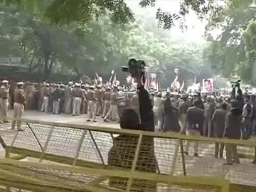 Youth Congress workers protest outside BJP President Rajnath Singh's house