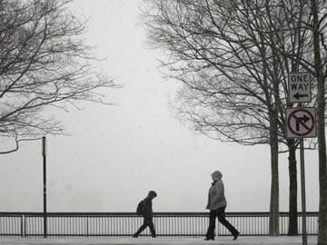 Winter storm grips eastern US, shuts offices and snarls flights