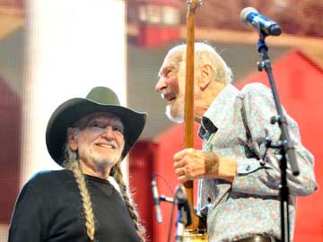 Pete Seeger, songwriter and champion of folk music, dies at 94