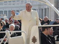Priest hitches ride on popemobile during papal audience