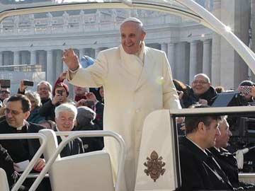 Priest hitches ride on popemobile during papal audience