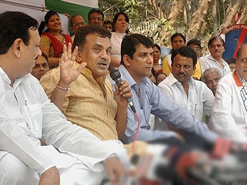 Mumbai: Congress MP  Sanjay Nirupam ends fast after assurance from Prithviraj Chavan on power tariff