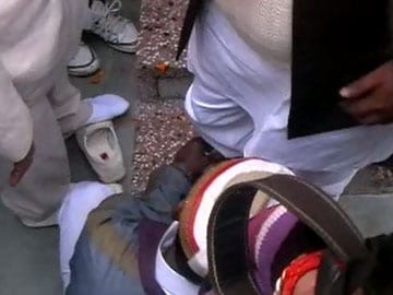 Samajwadi Party minister makes guard tie his shoe laces