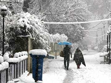 Fresh snowfall in Kashmir Valley; temperature drops further
