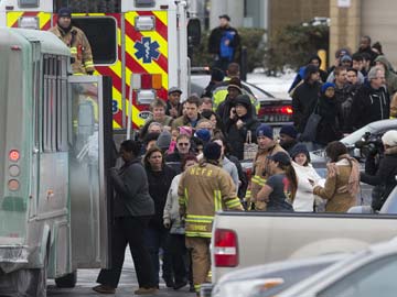 Three dead after shooting at US mall