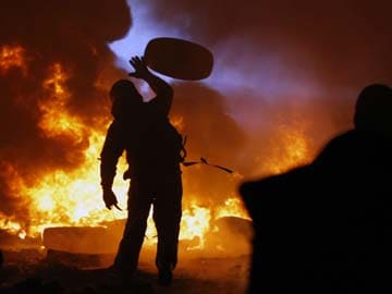 Ukraine clashes resume, fires light up night sky 