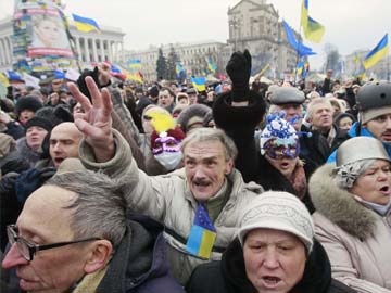 Thousands protest in Ukraine, defying court ban