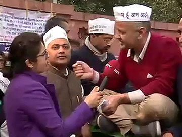 AAP's dharna: Arvind Kejriwal's cabinet defiant as it runs the show from Delhi streets