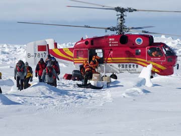 Rescued Antarctic passengers resume journey home