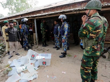Bangladesh ruling party wins poll hit by violence, boycott