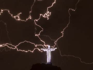 Lightning costs Brazil's iconic Christ statue tip of thumb